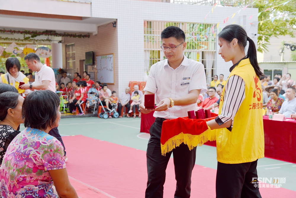 羽順壁掛爐廠家董事長(zhǎng)現(xiàn)場(chǎng)送物