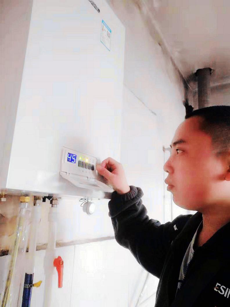 工程師黎德軍(下稱:黎工)出差河北衡水阜城服務(wù)羽順壁掛爐用戶期間 工程師黎德軍(下稱:黎工)出差河北衡水阜城服務(wù)羽順壁掛爐用戶期間